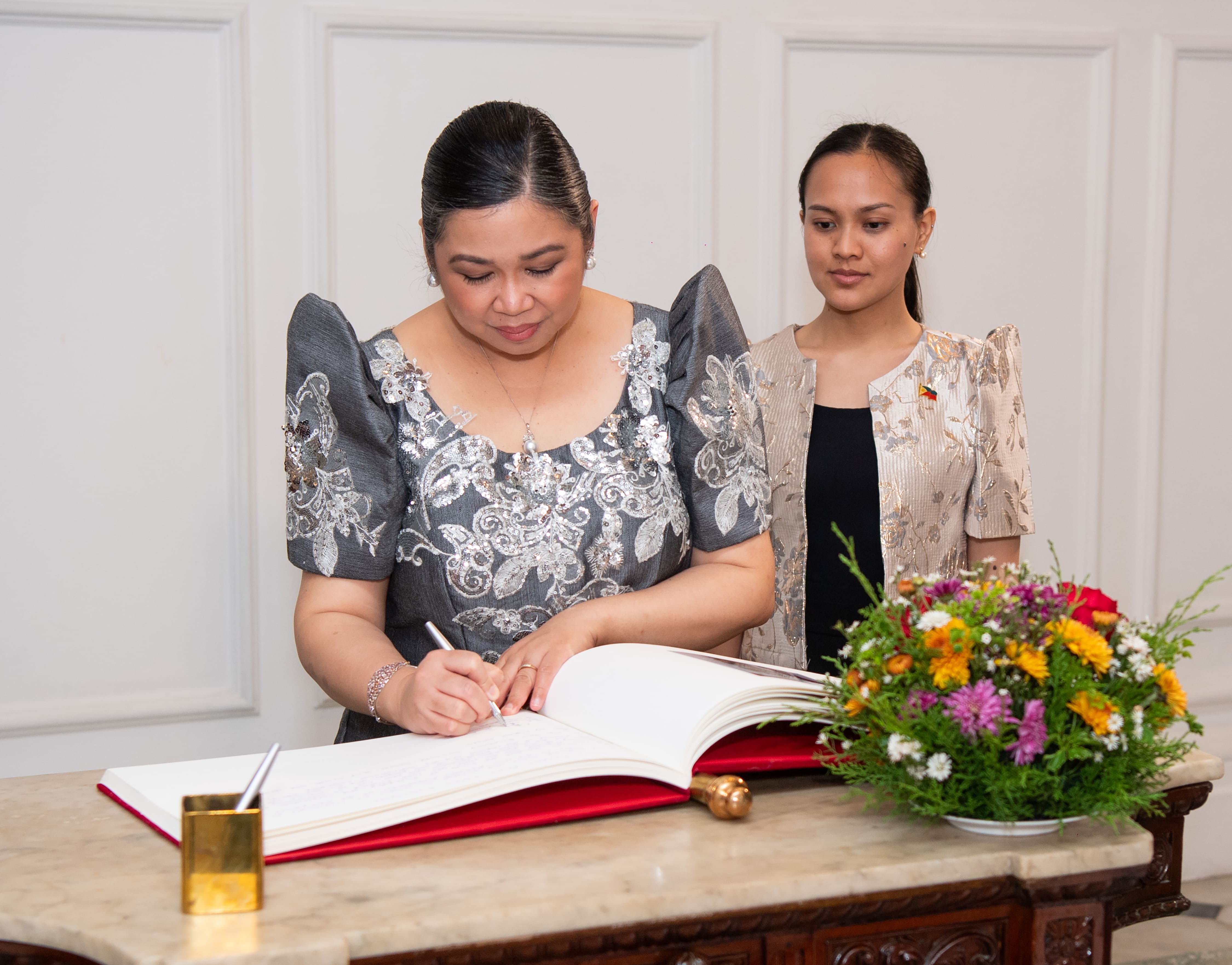 The Ambassador of the Republic of the Philippines presents Credentials to Sri Lanka